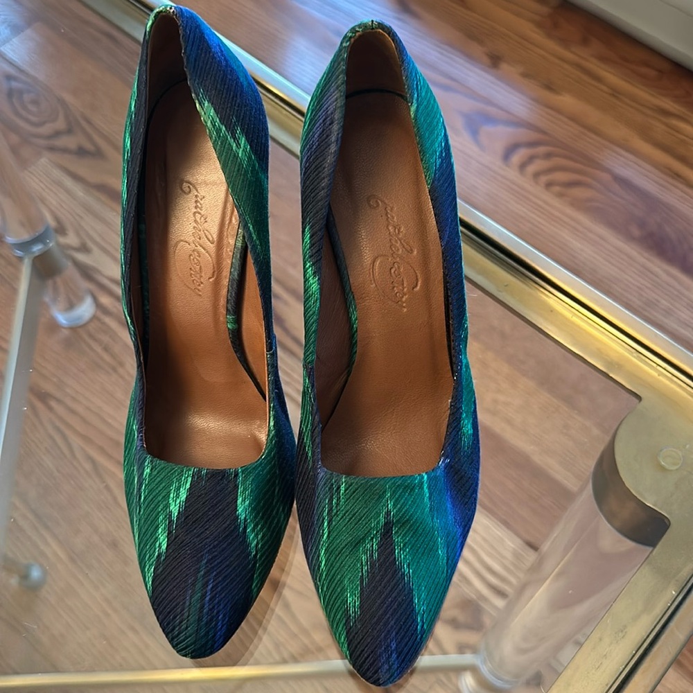 Beautiful green and navy heels, Size 7